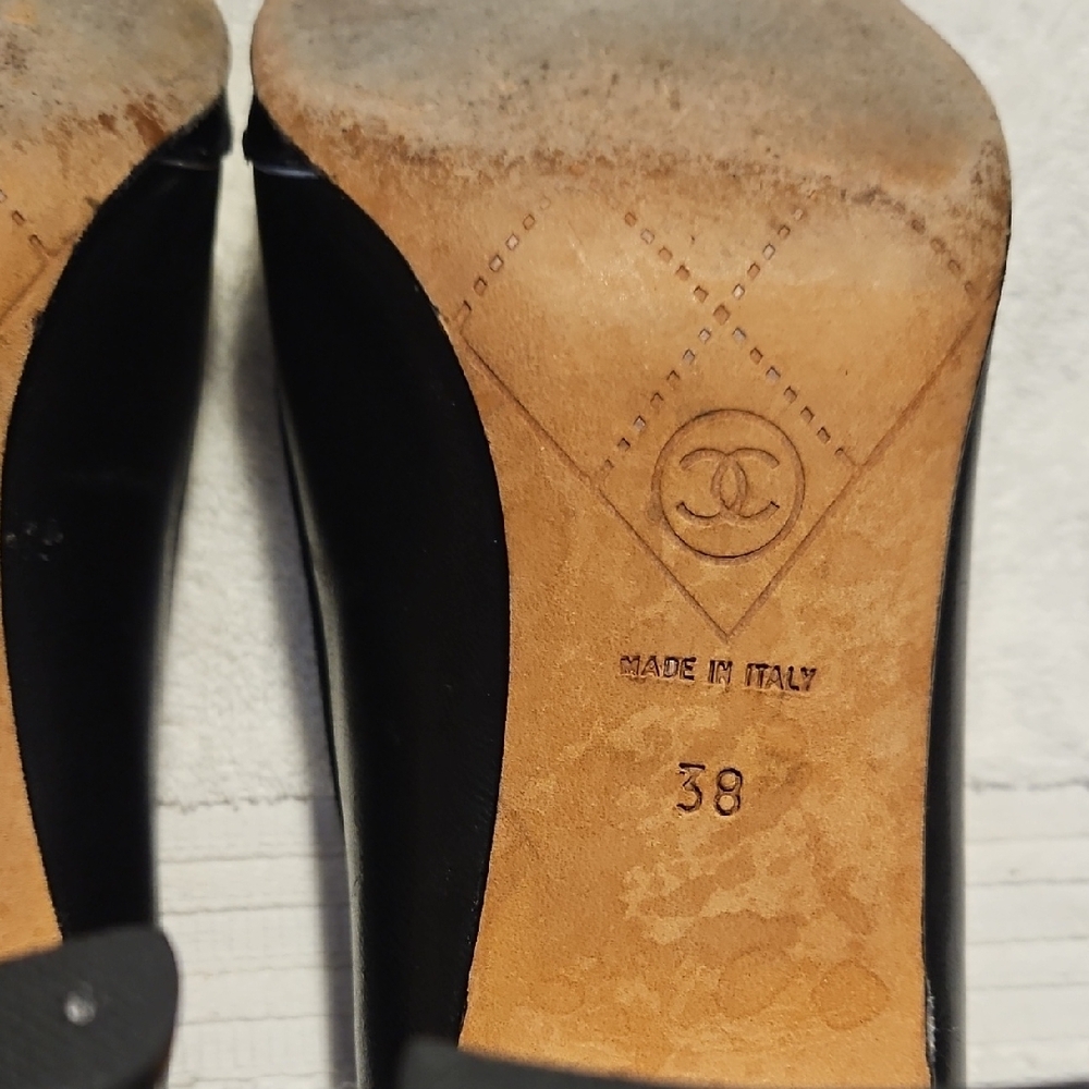 CHANEL Black Leather Ballet Flats with Contrast Trim and Bow - Picture 13 of 13
